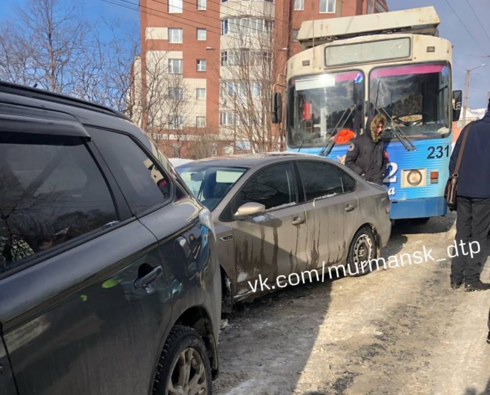 В Мурманске столкнулись троллейбус и легковой автомобиль
