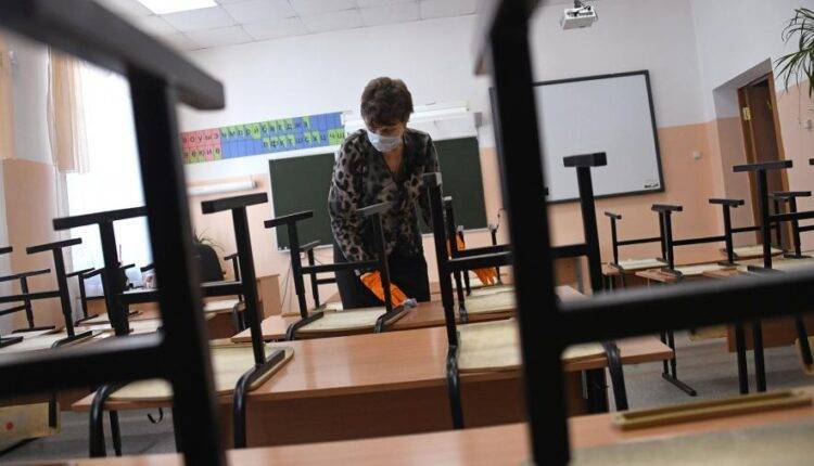 Собянин ввел свободное посещение в школах Москвы из-за коронавируса