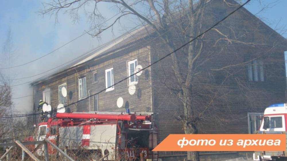 В деревне Большие Поля спасатели потушили горящую квартиру