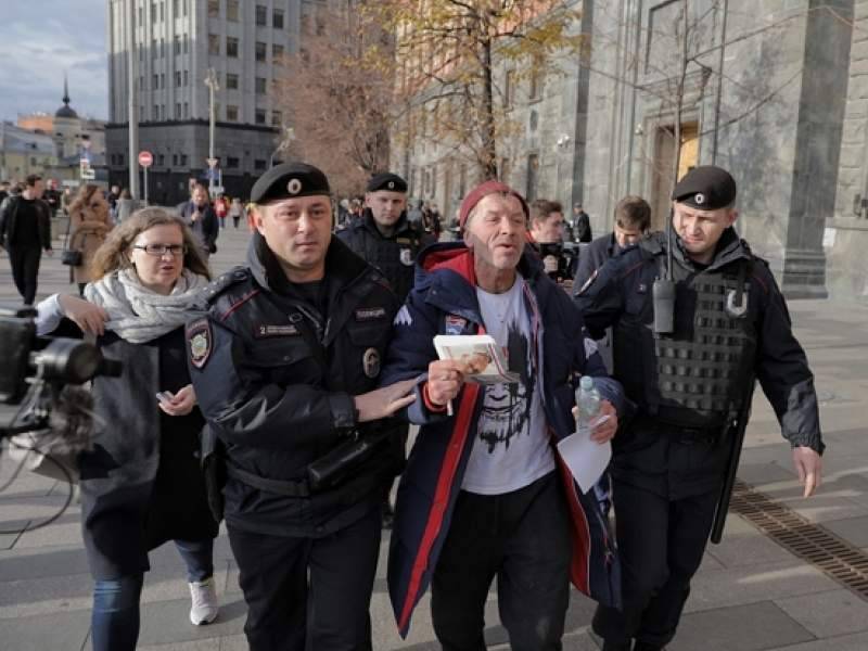 На Лубянке в Москве начались жесткие задержания участников пикета против "обнуления" президентских сроков Путина