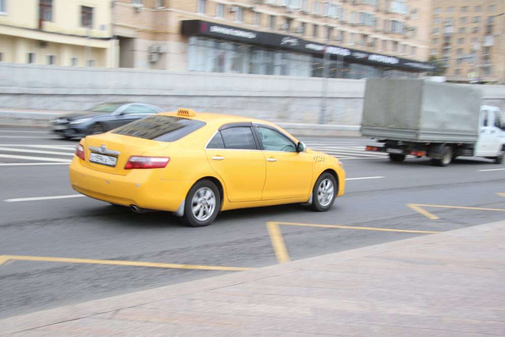 СК проверит сведения о посадившем за руль ребенка таксисте