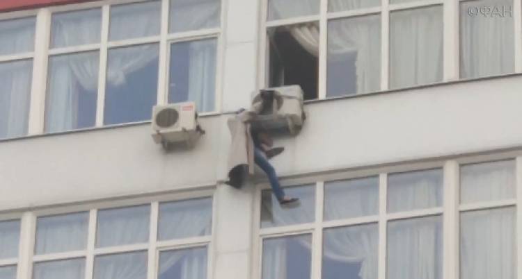 Висевшую на кондиционере в высотном доме москвичку сняли на видео