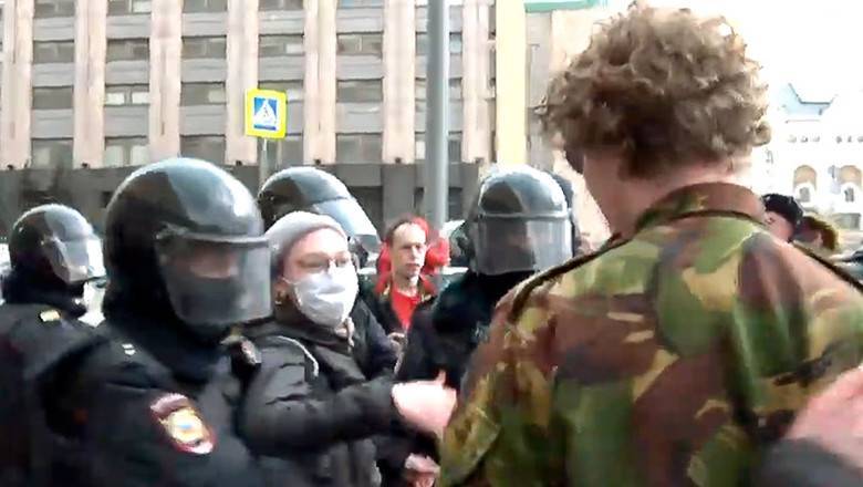 У здания ФСБ в Москве задержали десятки протестующих против "обнуления Путина"