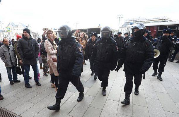 В Москве у здания ФСБ полиция задержала участников незаконного митинга