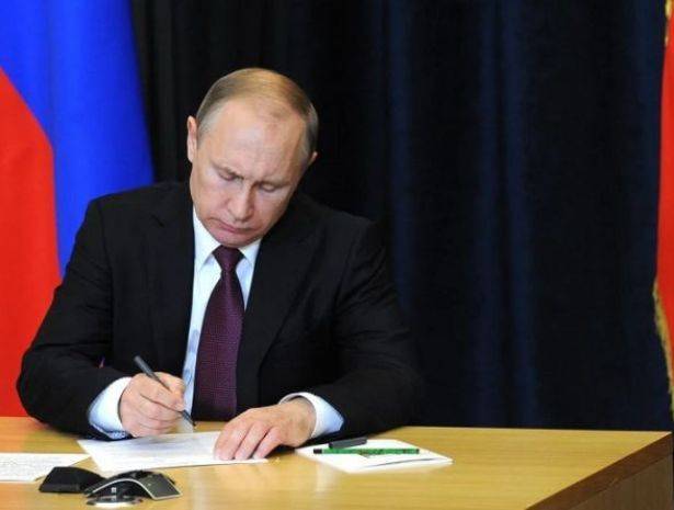 Путин подписал закон о поправках к Конституции, которые позволят ему вновь баллотироваться на пост президента