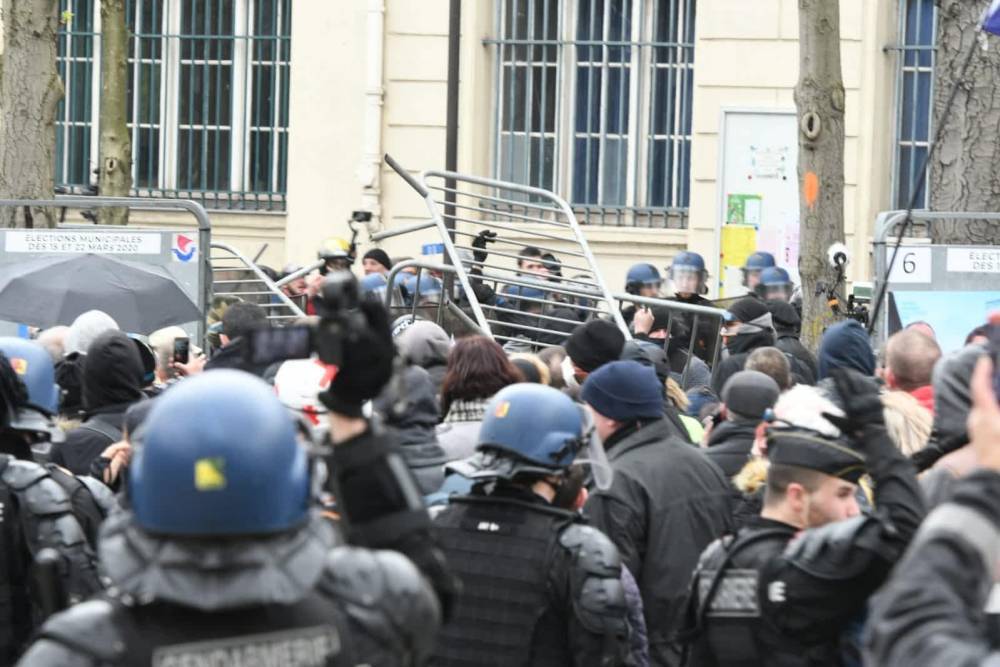 «Желтые жилеты» вышли на протест в Париже - Cursorinfo: главные новости Израиля