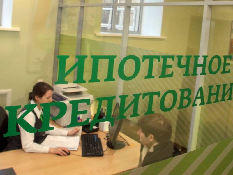 Из-за обвала рубля в России опять начала дорожать ипотека