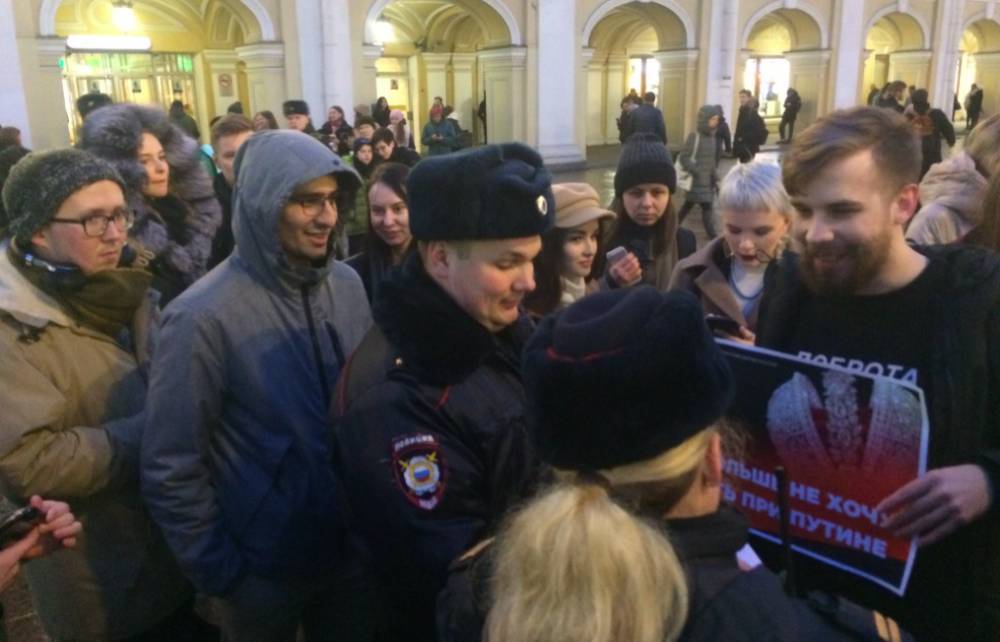 В Петербурге задержали участников пикетов против поправок в Конституцию