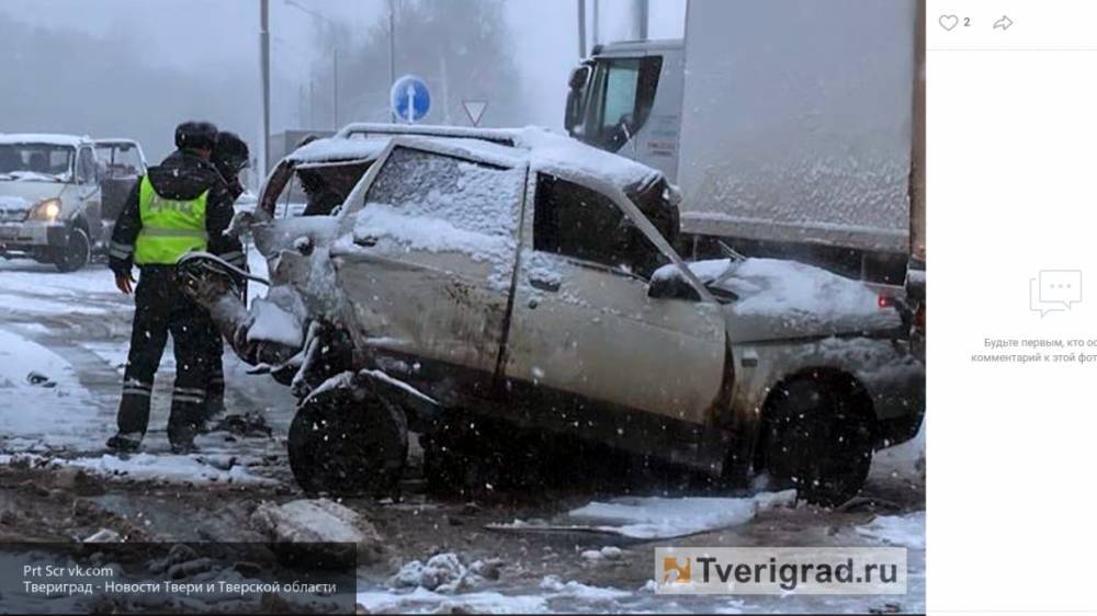 Водители легкового автомобиля и фуры чудом остались в живых после ужасной аварии в Твери
