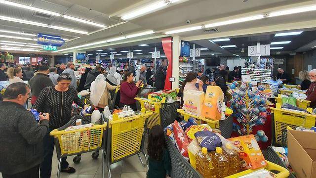 Паника в субботних супермаркетах: очереди за продуктами растянулись на несколько часов