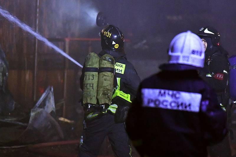 В центре Москвы перекрыли улицу из-за пожара в ресторане (видео)