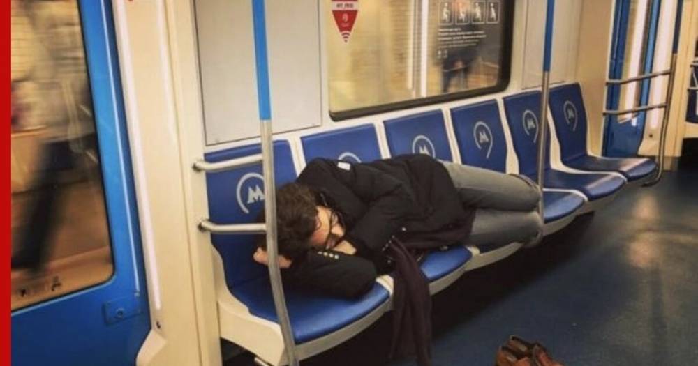 Сомнологи рассказали о вреде сна в транспорте