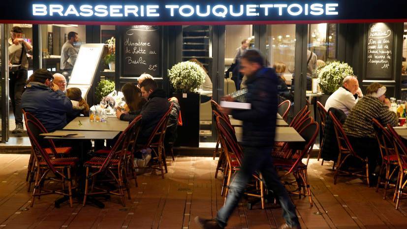 Во Франции закрывают кафе, кинотеатры и ночные клубы из-за COVID-19