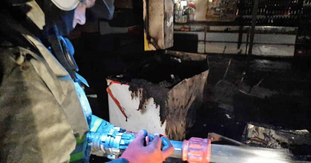 Спасатели боролись с пожаром в окутанном дымом ТЦ на Урале