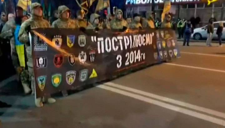 В Киеве марш добровольцев завершился обстрелом здания посольства России