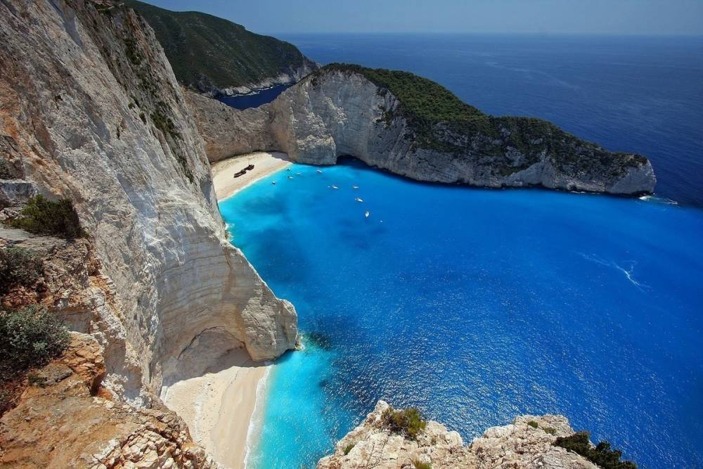 Греция с 15 марта закроет пляжи и курорты из-за коронавируса