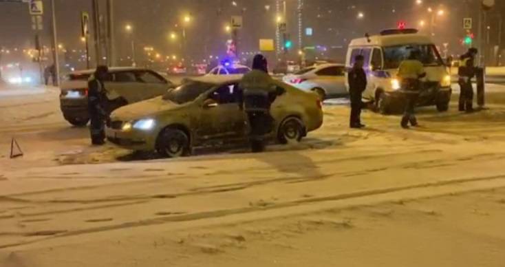 Один человек пострадал при ДТП с участием полицейской машины и такси в Москве