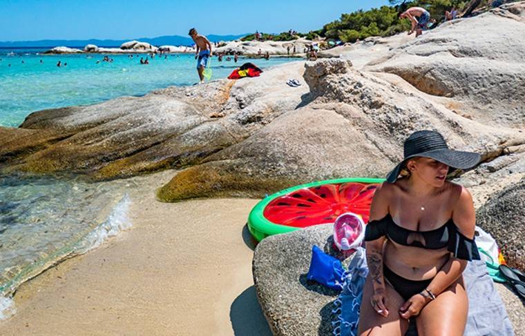 Пляжи и горнолыжные курорты закрывают в Греции