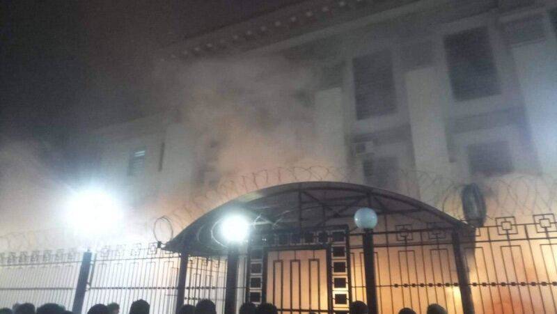 Украинские националисты обстреляли из ракетницы посольство РФ в Киеве