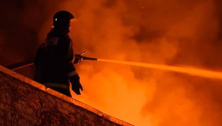 В Астрахани горит жилой дом, площадь пожара - 200 квадратных метров