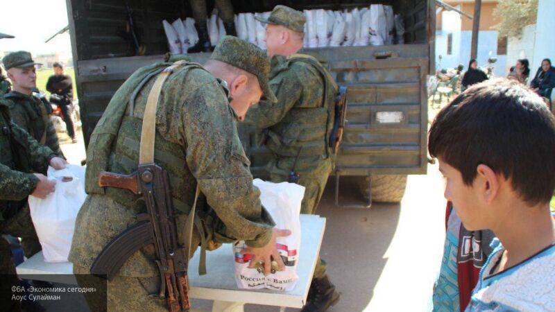 Военные России привезли продукты для детей из школы сирийского города Камышлы