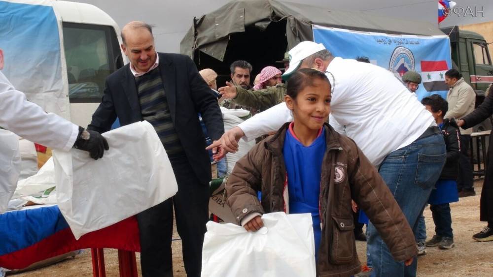 Российские военные привезли гумпомощь детям из сирийского города Камышлы