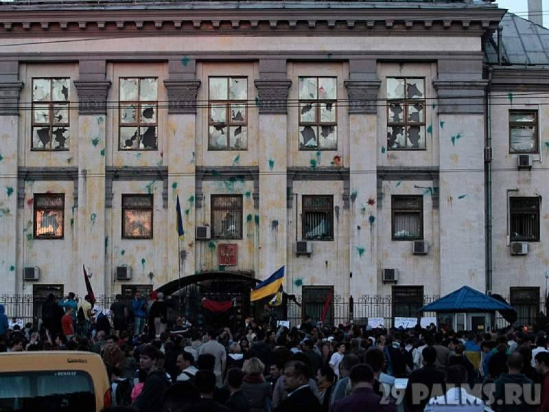 Российское посольство в Киеве обстреляли украинские националисты