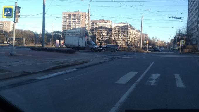 Две машины столкнулись при повороте с Ветеранов на Пилютова