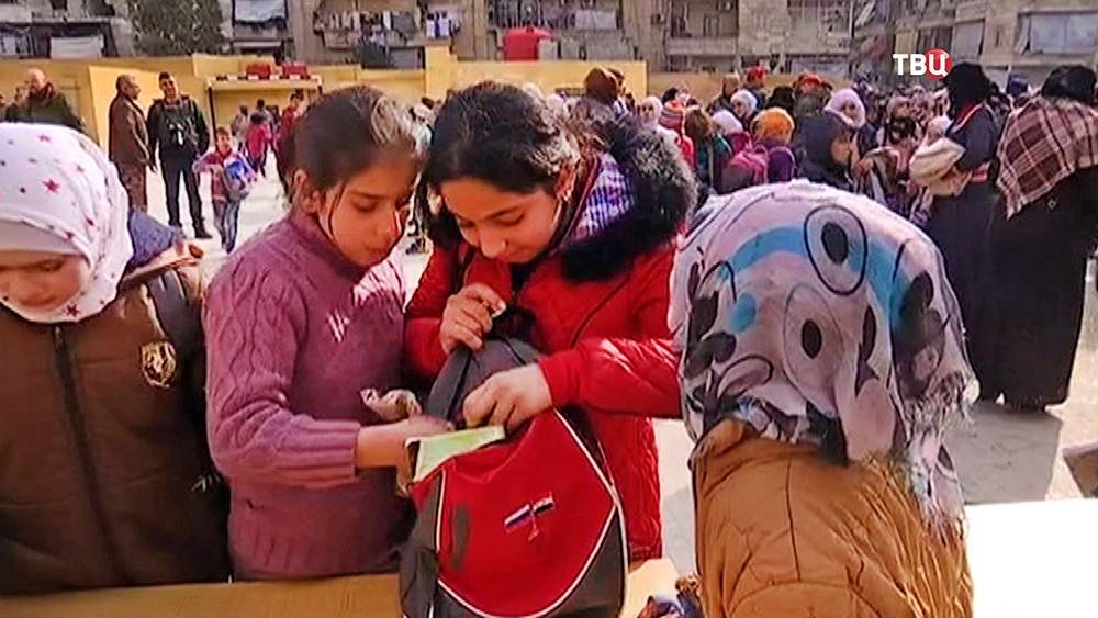 Российские военные доставили гуманитарную помощь сирийским школьникам