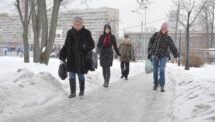 Сугробы и гололедица: в Москве устраняют последствия ночной метели