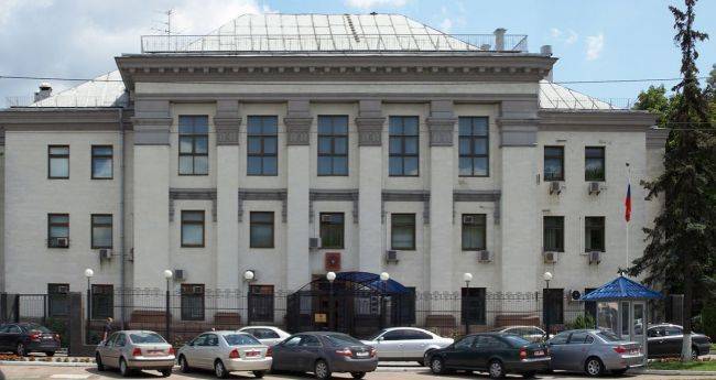 Националист выстрелил ракетницей в посольство России в Киеве
