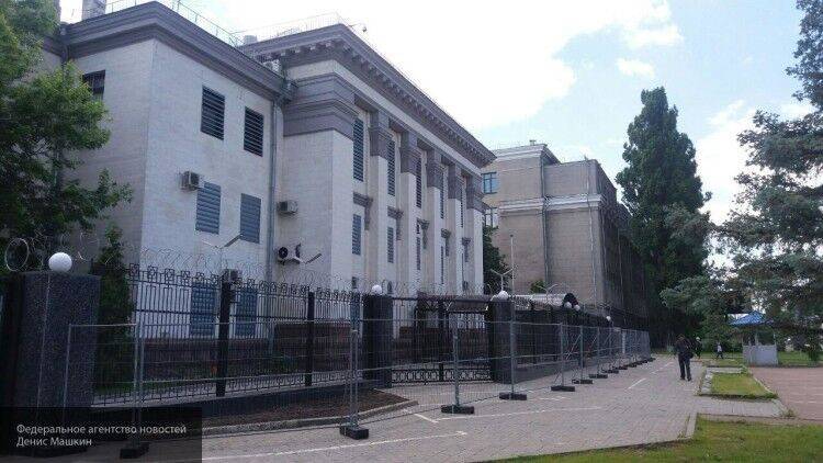 Момент выстрела из ракетницы по зданию российского посольства в Киеве попал на видео