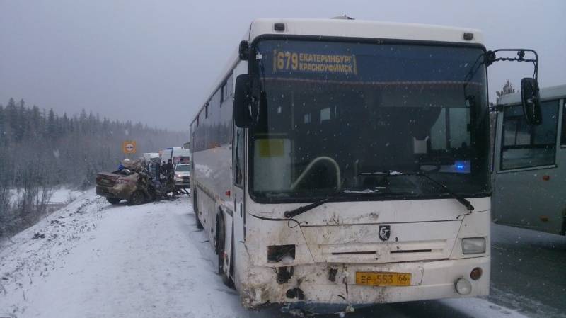 При аварии с автобусом на трассе Пермь – Екатеринбург погибли трое