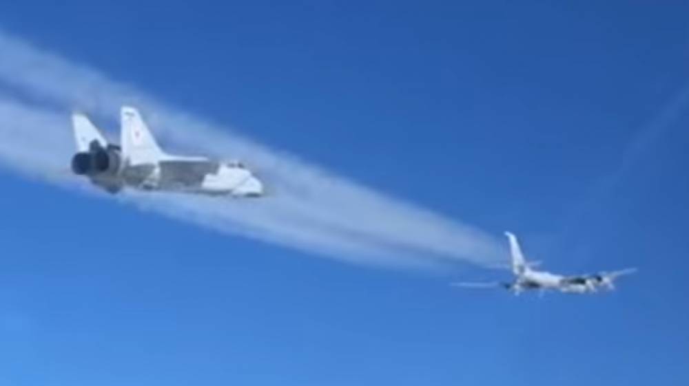 Полет российских самолетов Ту-142 в районе Аляски сняли на видео
