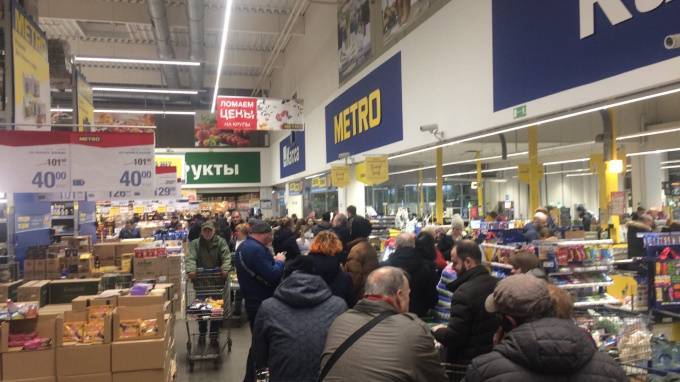 Петербуржцы опустошают прилавки магазинов