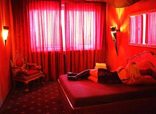 Из-за коронавируса в ФРГ закрыт первый бордель — с проститутками из Румынии