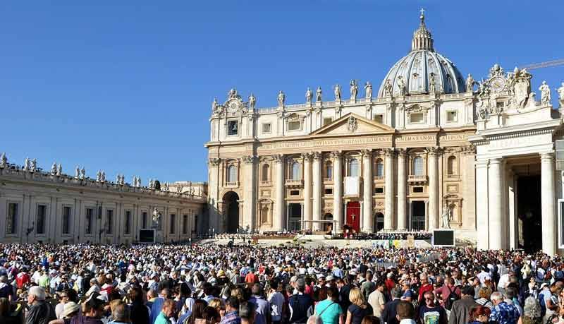 На пасхальные службы в Ватикане не пустят верующих из-за коронавируса