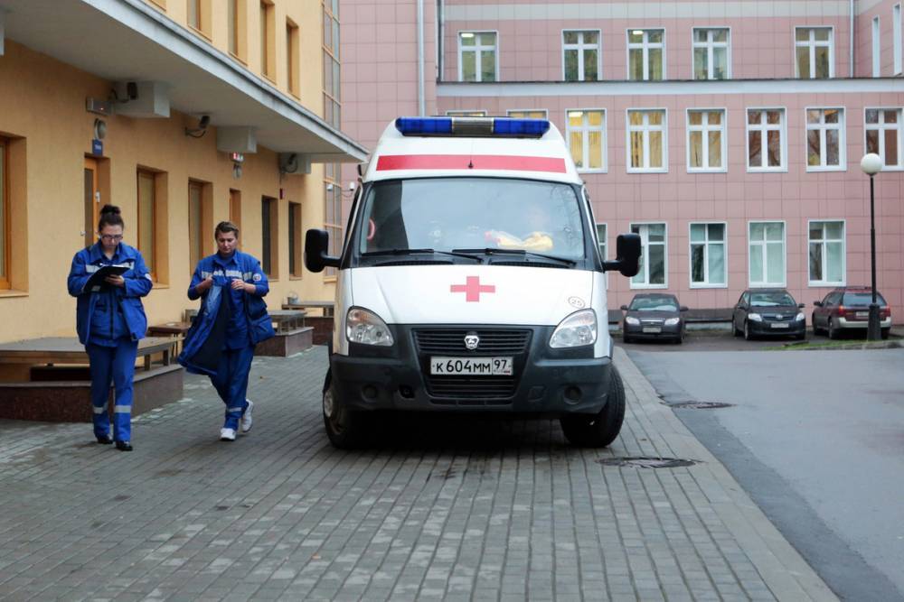С крыши московского медцентра для больных коронавирусом упал сотрудник