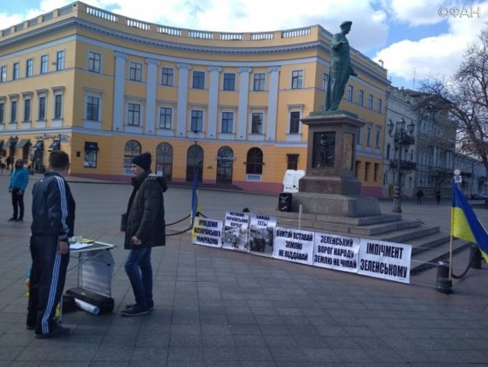 Импичмент для двоих: акцию против Зеленского в Одессе поддержала лишь пара активистов
