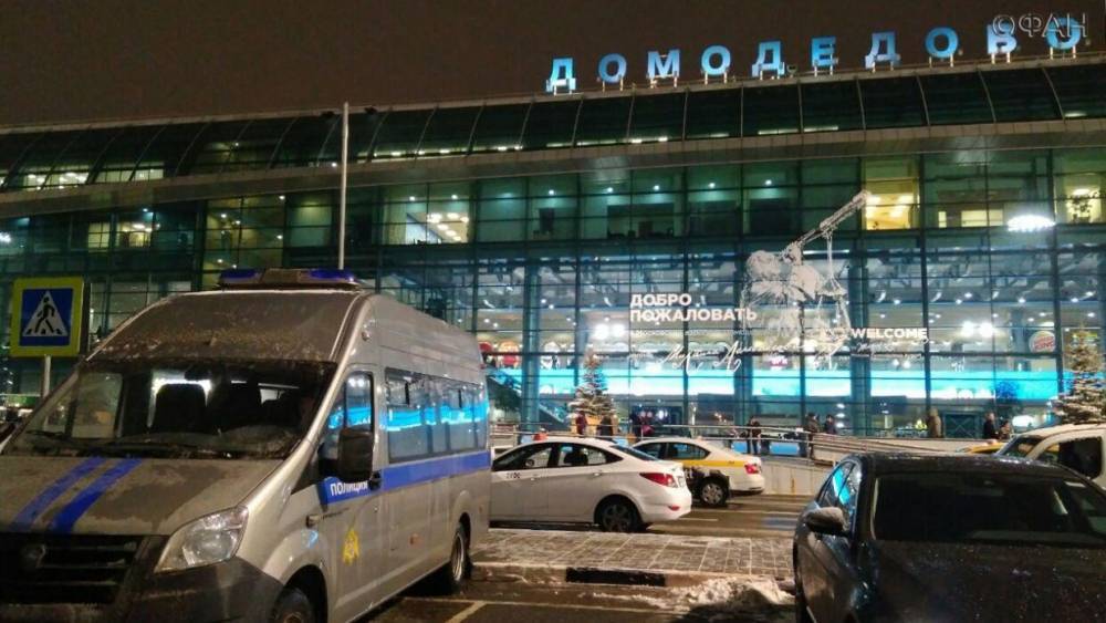Полуголый пьяный пассажир устроил скандал в «Домодедово»