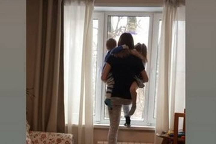 Блогер Диденко снялась на подоконнике с детьми: Хотите, чтобы вышла?