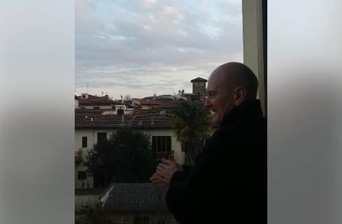 Флешмоб против коронавируса: итальянский тенор спел для прохожих с балкона