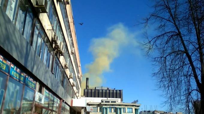 Жители Петербурга пожаловались на желтый дым Кировского завода