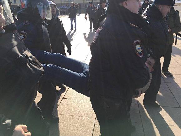 Два десятка активистов задержали напротив Конституционного суда в Санкт-Петербурге