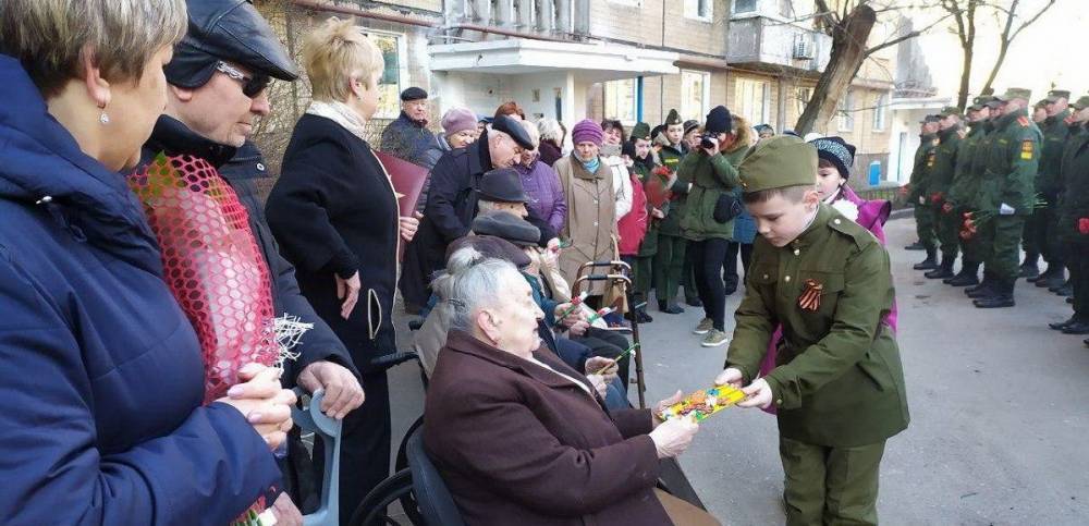 В Донецке провели два военных парада для ветеранов