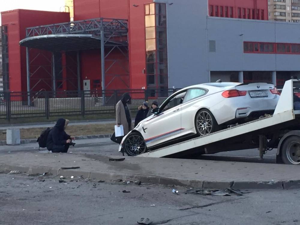 Разбитая после ДТП на парковке на Богатырском BMW уехала домой на эвакуаторе