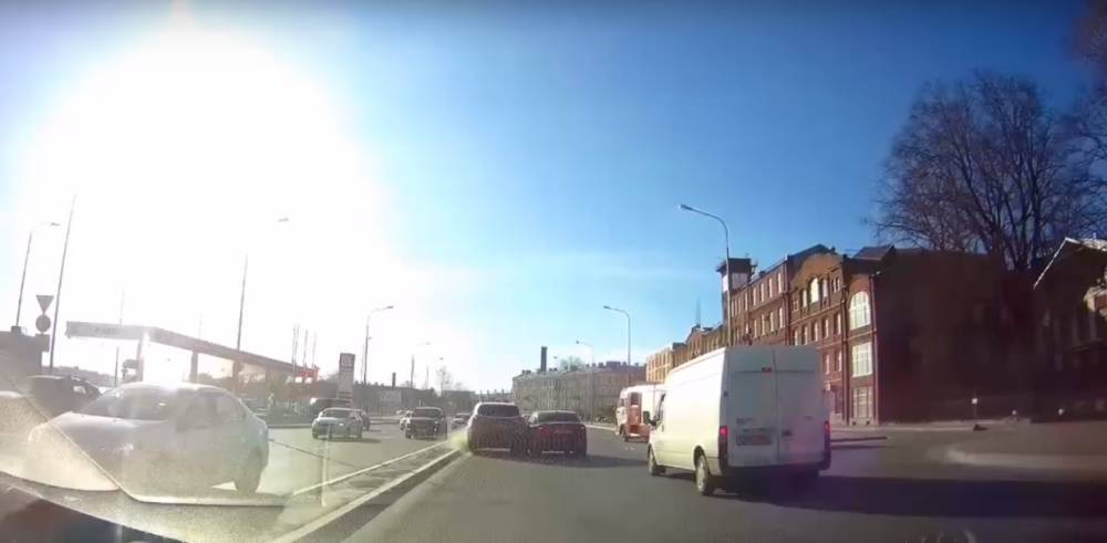 Появилось видео аварии с двумя легковушками на Свердловской набережной