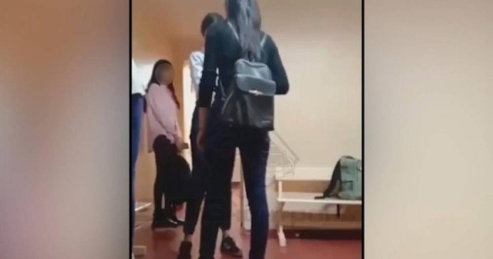 Следователи проверят видео с избиением школьницы во Владивостоке