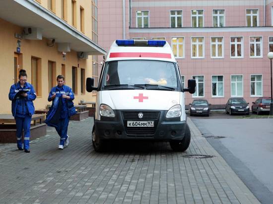 С крыши московского медцентра для больных коронавирусом упал сотрудник