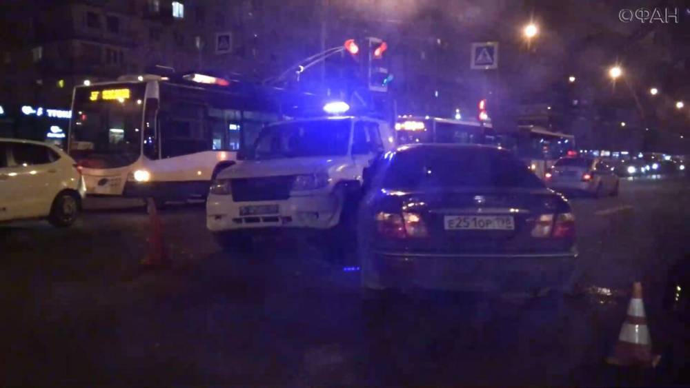 Nissan протаранил полицейскую машину в Петербурге.